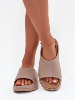 Flip-flops model Step in style