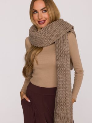 Shawl model Moe