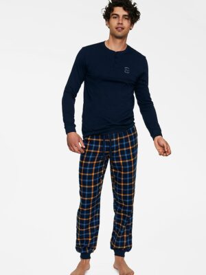 Pyjama model Henderson